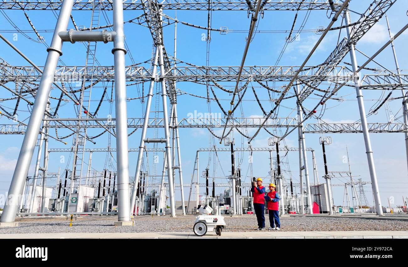 CHUZHOU, CHINE - 8 OCTOBRE 2024 - un robot intelligent et le personnel d'exploitation et de maintenance effectuent une inspection spéciale de l'équipement principal i. Banque D'Images