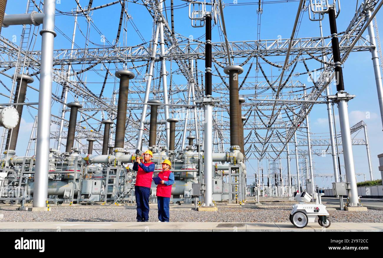 CHUZHOU, CHINE - 8 OCTOBRE 2024 - un robot intelligent et le personnel d'exploitation et de maintenance effectuent une inspection spéciale de l'équipement principal i. Banque D'Images