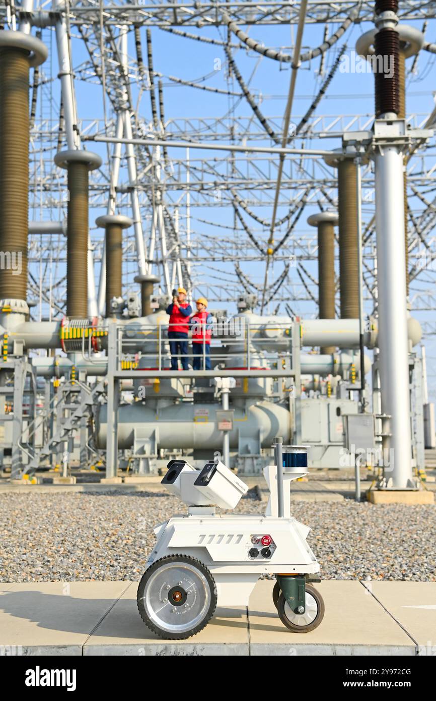 CHUZHOU, CHINE - 8 OCTOBRE 2024 - un robot intelligent et le personnel d'exploitation et de maintenance effectuent une inspection spéciale de l'équipement principal i. Banque D'Images