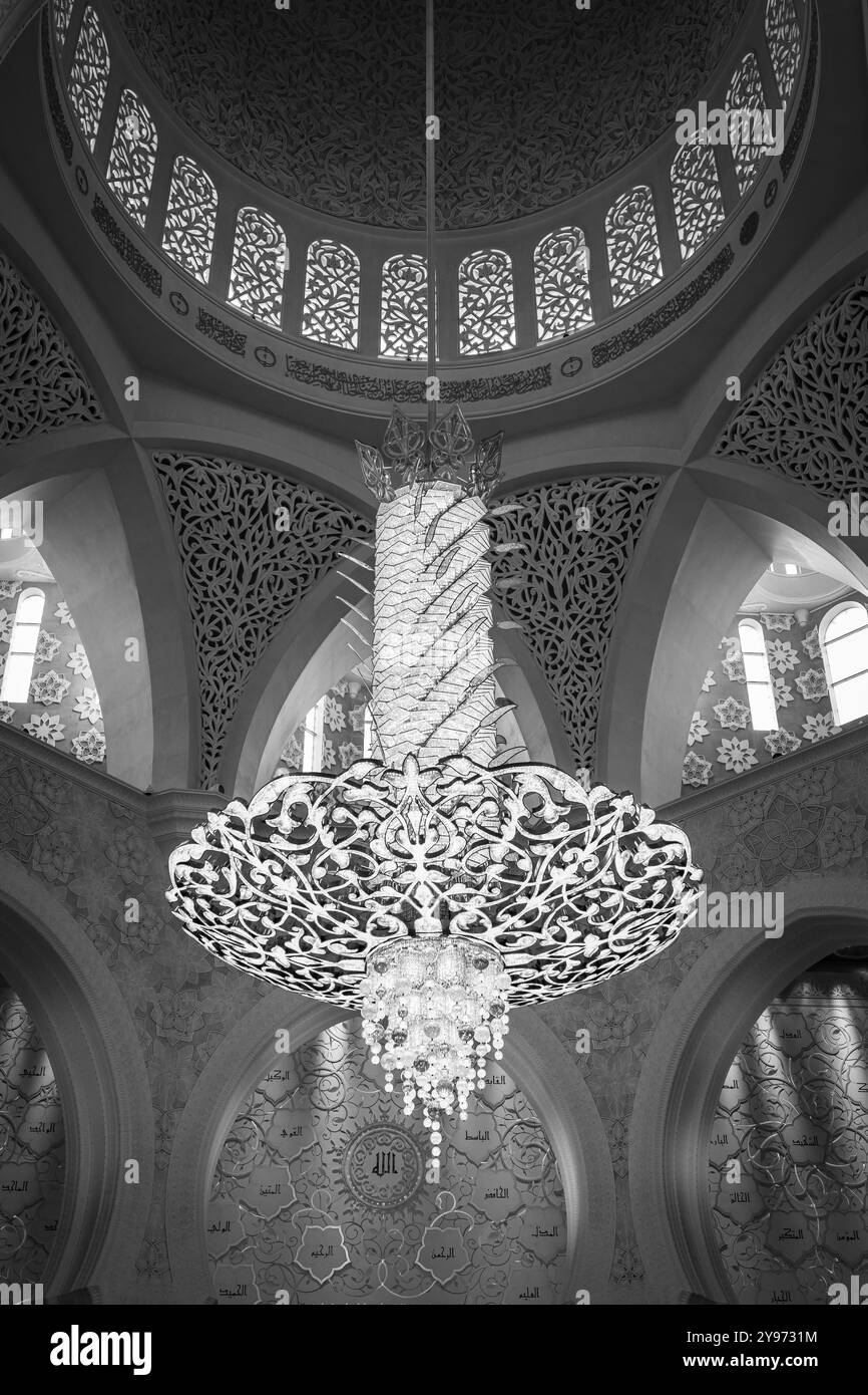 Beau lustre à l'intérieur sur le plafond Sheikh Zayed Grande Mosquée. À l'intérieur de la mosquée Sheikh Zayed, le deuxième plus grand lustre du monde. Intérieur Banque D'Images