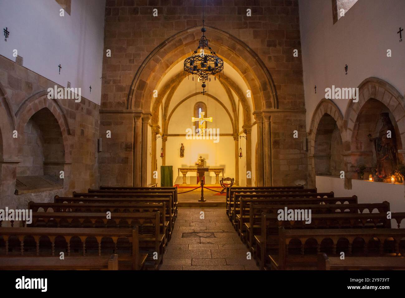 Villaviciosa, Espagne - Eglise Santa Maria de la Oliva, 11 juillet 2024 : Villaviciosa, Asturies. Église de transition du XIIIe siècle entre romane a Banque D'Images