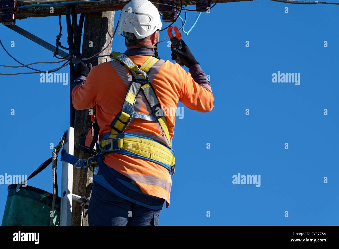 Un électricien est un homme de métier spécialisé dans le câblage électrique Banque D'Images