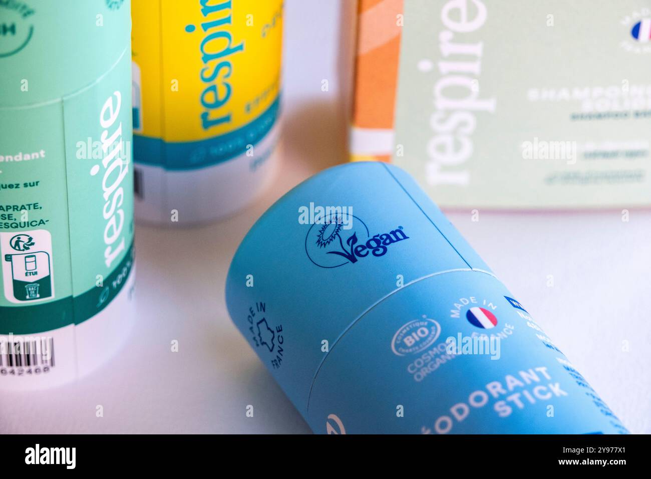 Label vegan sur un produit de beauté et de soin naturel de respire, une gamme de cosmétiques naturels et de produits bio fabriqués en France. *** Local CA Banque D'Images