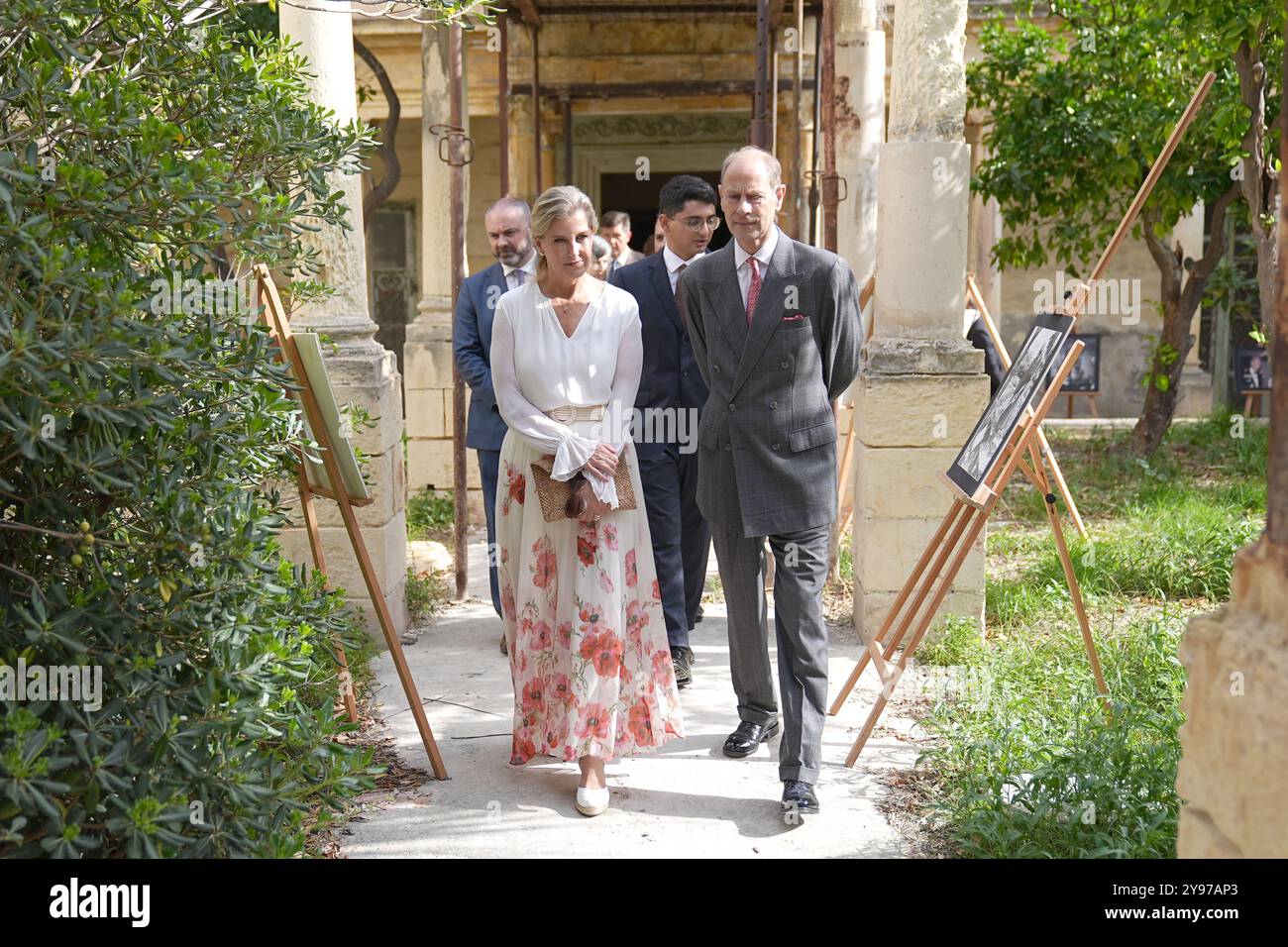 Le duc et la duchesse d'Édimbourg, lors d'une visite de Villa Guardamangia, à Pieta, accompagnés de représentants de Heritage Malta pour en savoir plus sur les travaux de restauration entrepris dans l'ancienne résidence de la défunte reine et de son mari le prince Philip, défunt duc d'Édimbourg, lorsqu'ils étaient un jeune couple marié, le troisième jour d'une tournée royale à Malte pour marquer le 60e anniversaire de son indépendance et célébrer le patrimoine commun du pays et la collaboration continue avec le Royaume-Uni. Date de la photo : mercredi 9 octobre 2024. Banque D'Images