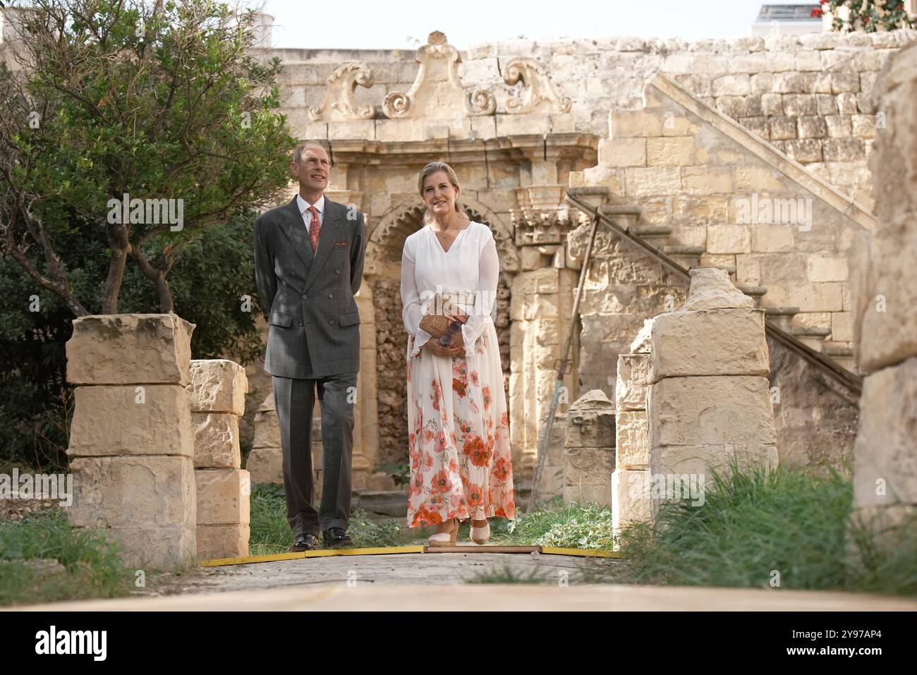 Le duc et la duchesse d'Édimbourg, lors d'une visite de Villa Guardamangia, à Pieta, accompagnés de représentants de Heritage Malta pour en savoir plus sur les travaux de restauration entrepris dans l'ancienne résidence de la défunte reine et de son mari le prince Philip, défunt duc d'Édimbourg, lorsqu'ils étaient un jeune couple marié, le troisième jour d'une tournée royale à Malte pour marquer le 60e anniversaire de son indépendance et célébrer le patrimoine commun du pays et la collaboration continue avec le Royaume-Uni. Date de la photo : mercredi 9 octobre 2024. Banque D'Images