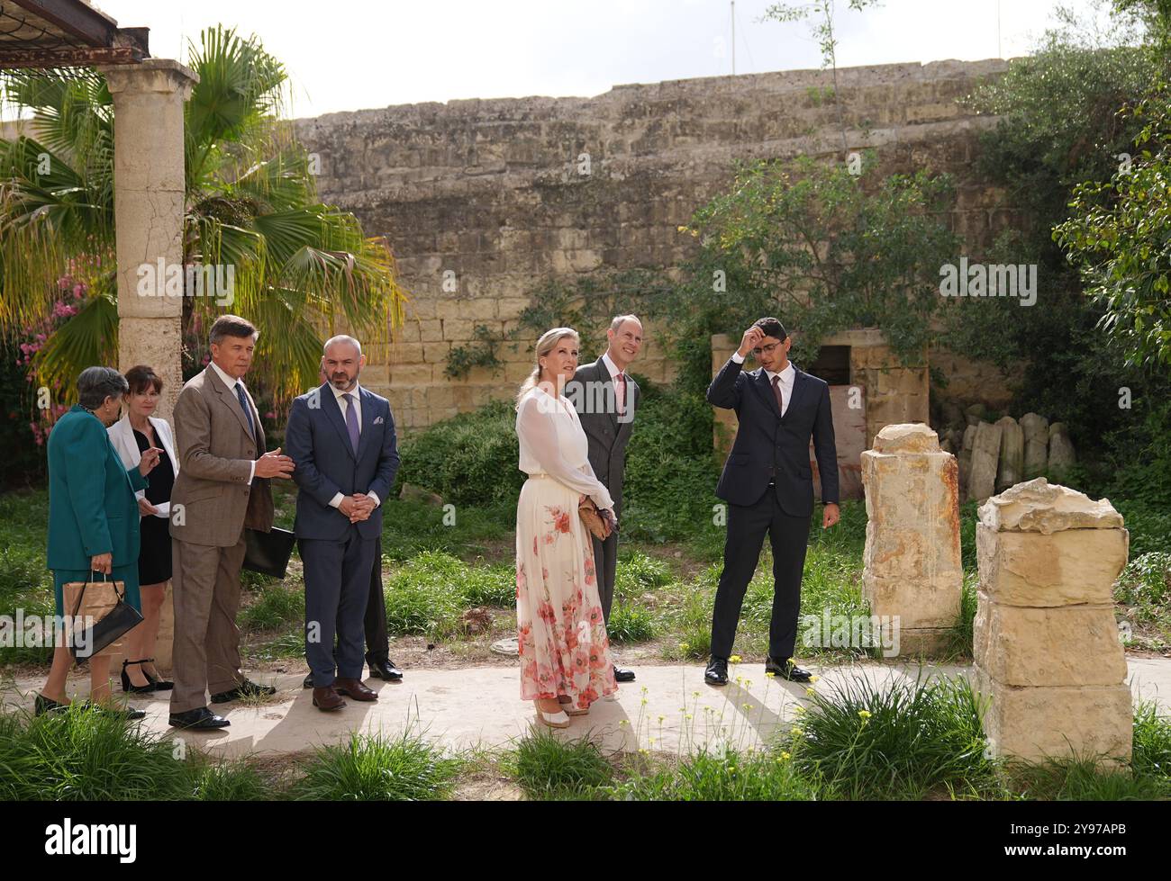 Le duc et la duchesse d'Édimbourg, lors d'une visite de Villa Guardamangia, à Pieta, accompagnés de représentants de Heritage Malta pour en savoir plus sur les travaux de restauration entrepris dans l'ancienne résidence de la défunte reine et de son mari le prince Philip, défunt duc d'Édimbourg, lorsqu'ils étaient un jeune couple marié, le troisième jour d'une tournée royale à Malte pour marquer le 60e anniversaire de son indépendance et célébrer le patrimoine commun du pays et la collaboration continue avec le Royaume-Uni. Date de la photo : mercredi 9 octobre 2024. Banque D'Images