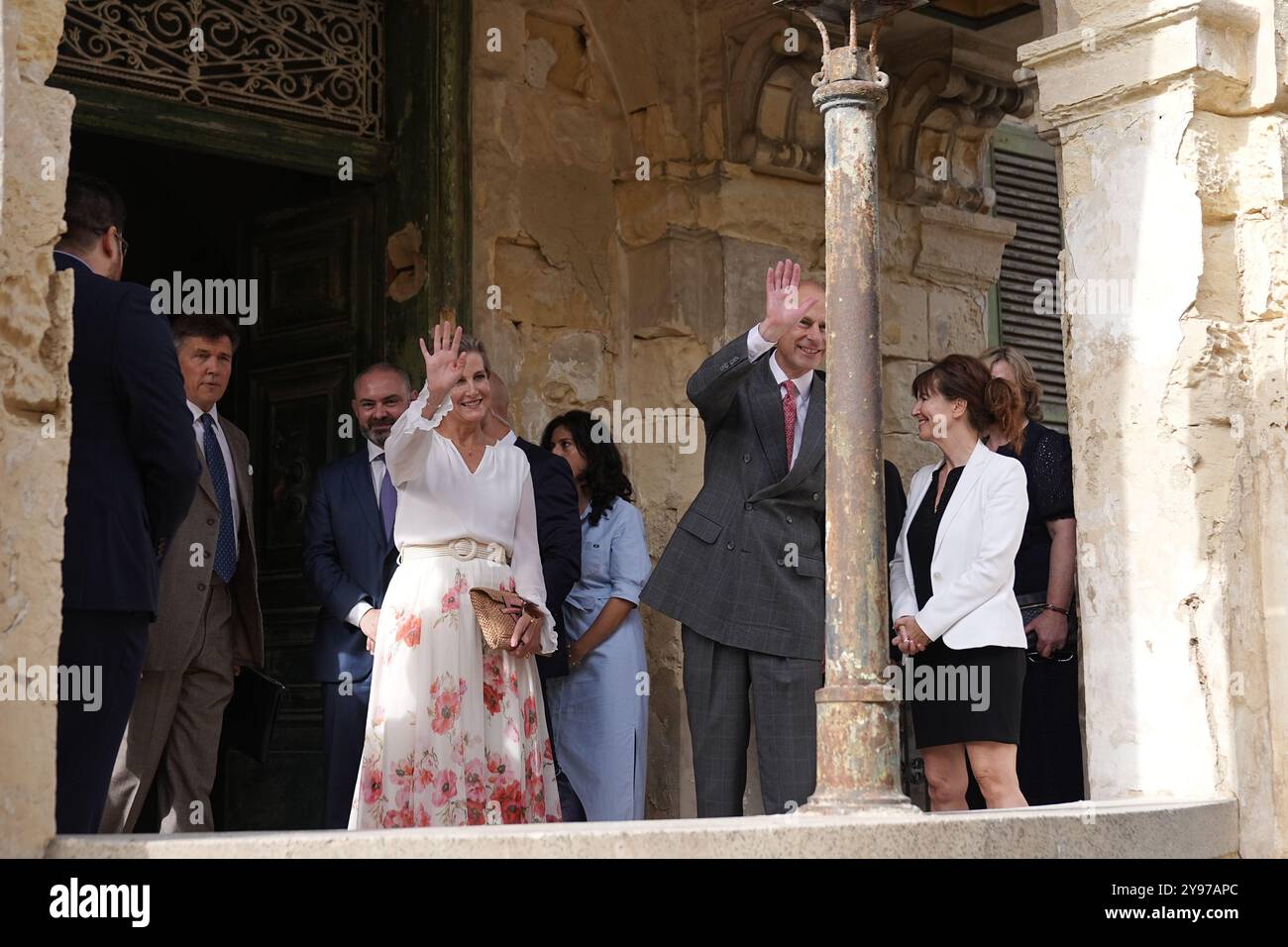 Le duc et la duchesse d'Édimbourg, lors d'une visite de Villa Guardamangia, à Pieta, accompagnés de représentants de Heritage Malta pour en savoir plus sur les travaux de restauration entrepris dans l'ancienne résidence de la défunte reine et de son mari le prince Philip, défunt duc d'Édimbourg, lorsqu'ils étaient un jeune couple marié, le troisième jour d'une tournée royale à Malte pour marquer le 60e anniversaire de son indépendance et célébrer le patrimoine commun du pays et la collaboration continue avec le Royaume-Uni. Date de la photo : mercredi 9 octobre 2024. Banque D'Images