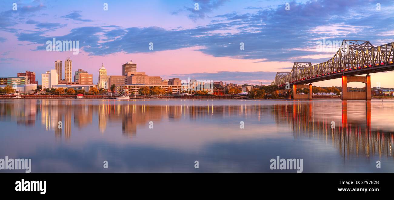 Peoria, Illinois, États-Unis. Image panoramique du paysage urbain de Peoria, Illinois, États-Unis avec reflet des lumières de la ville dans la rivière Illinois au soleil d'automne Banque D'Images