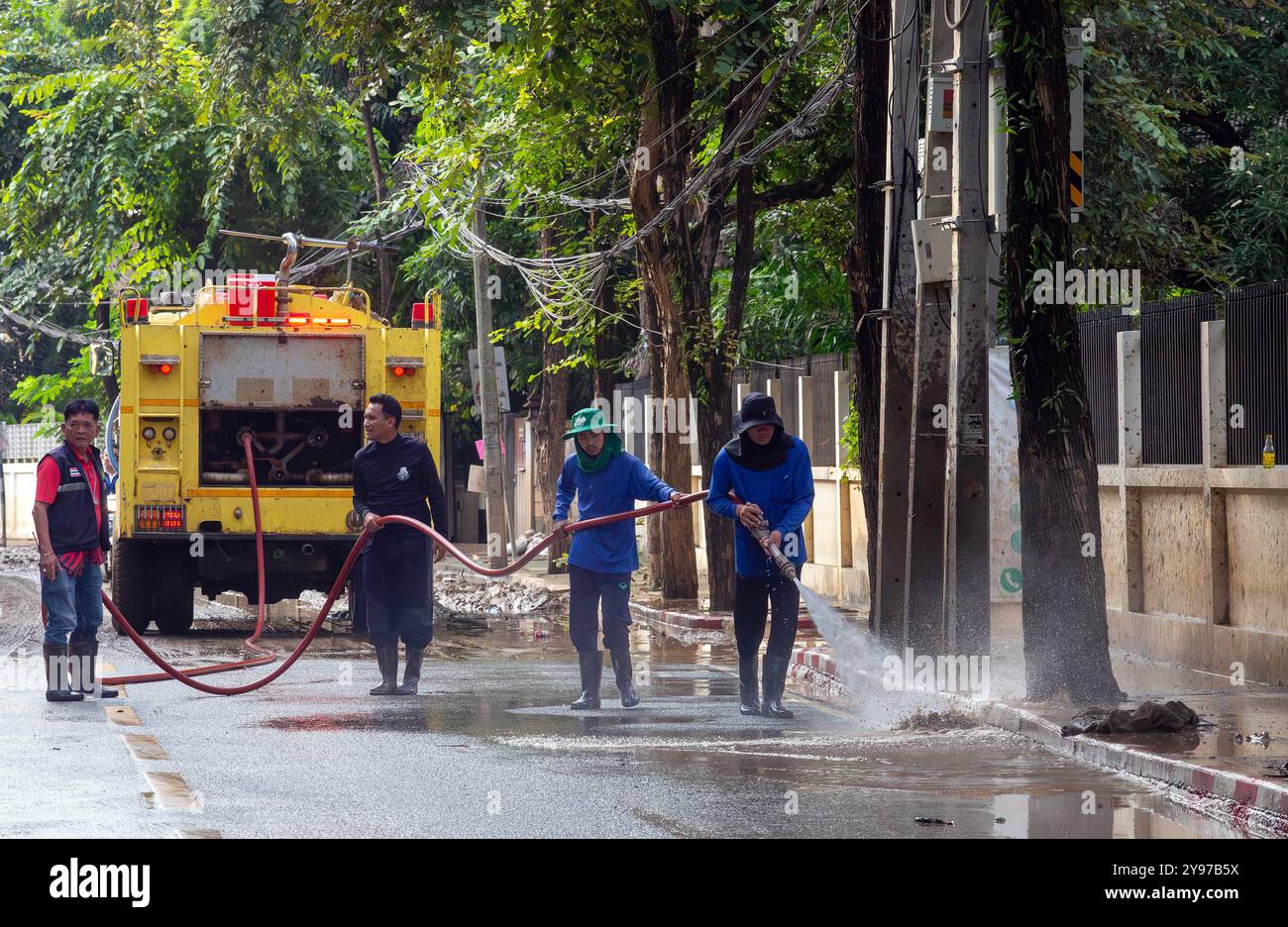 Les fonctionnaires de l'agence gouvernementale pulvérisent de l'eau pour nettoyer les rues après que les eaux de crue ont reculé. Les habitants de Chiang mai commencent à reprendre leur vie normale après que la situation des inondations a diminué. Cependant, ils font encore face à des difficultés dans la vie quotidienne, en particulier lorsqu'ils voyagent sur des routes couvertes de boue et de poussière laissées derrière eux par les eaux qui reculent, ce qui rend les déplacements inconfortables. De plus, les ordures sont dispersées dans toute la ville car les résidents jettent des objets endommagés par les inondations, qui peuvent être vus partout. (Photo de Pongmanat Tasiri/SOPA images/Sipa USA) Banque D'Images