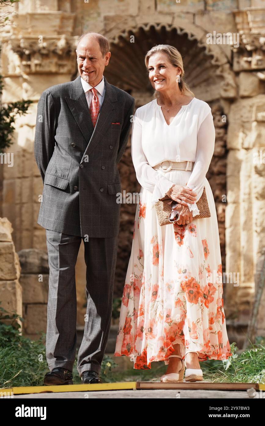 Le duc et la duchesse d'Édimbourg, lors d'une visite de Villa Guardamangia, à Pieta, accompagnés de représentants de Heritage Malta pour en savoir plus sur les travaux de restauration entrepris dans l'ancienne résidence de la défunte reine Elizabeth II et de son mari le prince Philip, défunt duc d'Édimbourg, lorsqu'ils étaient un jeune couple marié, le troisième jour d'une tournée royale à Malte pour marquer le 60e anniversaire de son indépendance et célébrer le patrimoine commun du pays et la collaboration continue avec le Royaume-Uni. Date de la photo : mercredi 9 octobre 2024. Banque D'Images