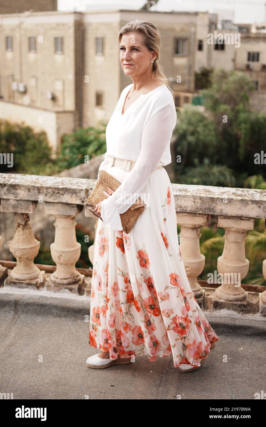 La duchesse d'Édimbourg lors d'une visite de Villa Guardamangia, à Pieta, accompagnée de représentants de Heritage Malta pour en savoir plus sur les travaux de restauration entrepris dans l'ancienne résidence de la défunte reine Elizabeth II et de son mari le prince Philip, défunt duc d'Édimbourg, lorsqu'ils étaient un jeune couple marié, le troisième jour d'une tournée royale à Malte pour marquer le 60e anniversaire de son indépendance et célébrer le patrimoine commun du pays et la collaboration continue avec le Royaume-Uni. Date de la photo : mercredi 9 octobre 2024. Banque D'Images