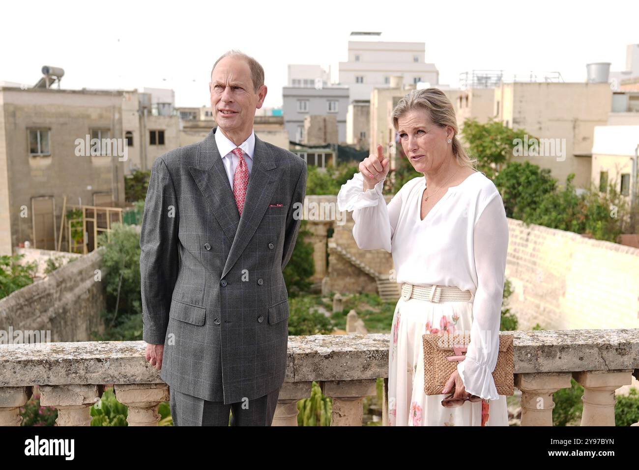 Le duc et la duchesse d'Édimbourg, lors d'une visite de Villa Guardamangia, à Pieta, accompagnés de représentants de Heritage Malta pour en savoir plus sur les travaux de restauration entrepris dans l'ancienne résidence de la défunte reine Elizabeth II et de son mari le prince Philip, défunt duc d'Édimbourg, lorsqu'ils étaient un jeune couple marié, le troisième jour d'une tournée royale à Malte pour marquer le 60e anniversaire de son indépendance et célébrer le patrimoine commun du pays et la collaboration continue avec le Royaume-Uni. Date de la photo : mercredi 9 octobre 2024. Banque D'Images
