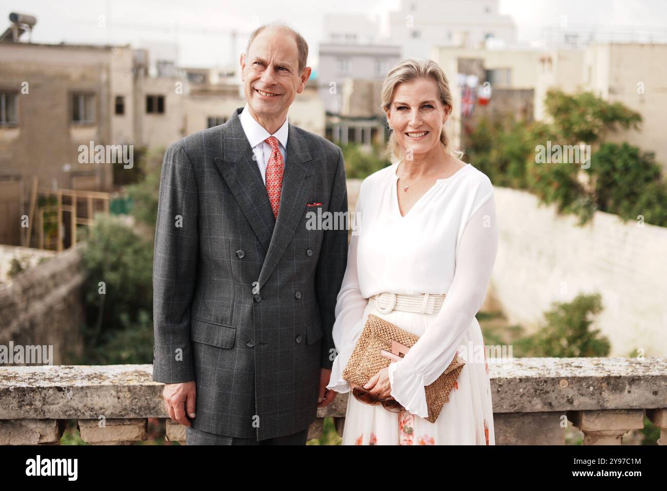 Le duc et la duchesse d'Édimbourg, lors d'une visite de Villa Guardamangia, à Pieta, accompagnés de représentants de Heritage Malta pour en savoir plus sur les travaux de restauration entrepris dans l'ancienne résidence de la défunte reine Elizabeth II et de son mari le prince Philip, défunt duc d'Édimbourg, lorsqu'ils étaient un jeune couple marié, le troisième jour d'une tournée royale à Malte pour marquer le 60e anniversaire de son indépendance et célébrer le patrimoine commun du pays et la collaboration continue avec le Royaume-Uni. Date de la photo : mercredi 9 octobre 2024. Banque D'Images
