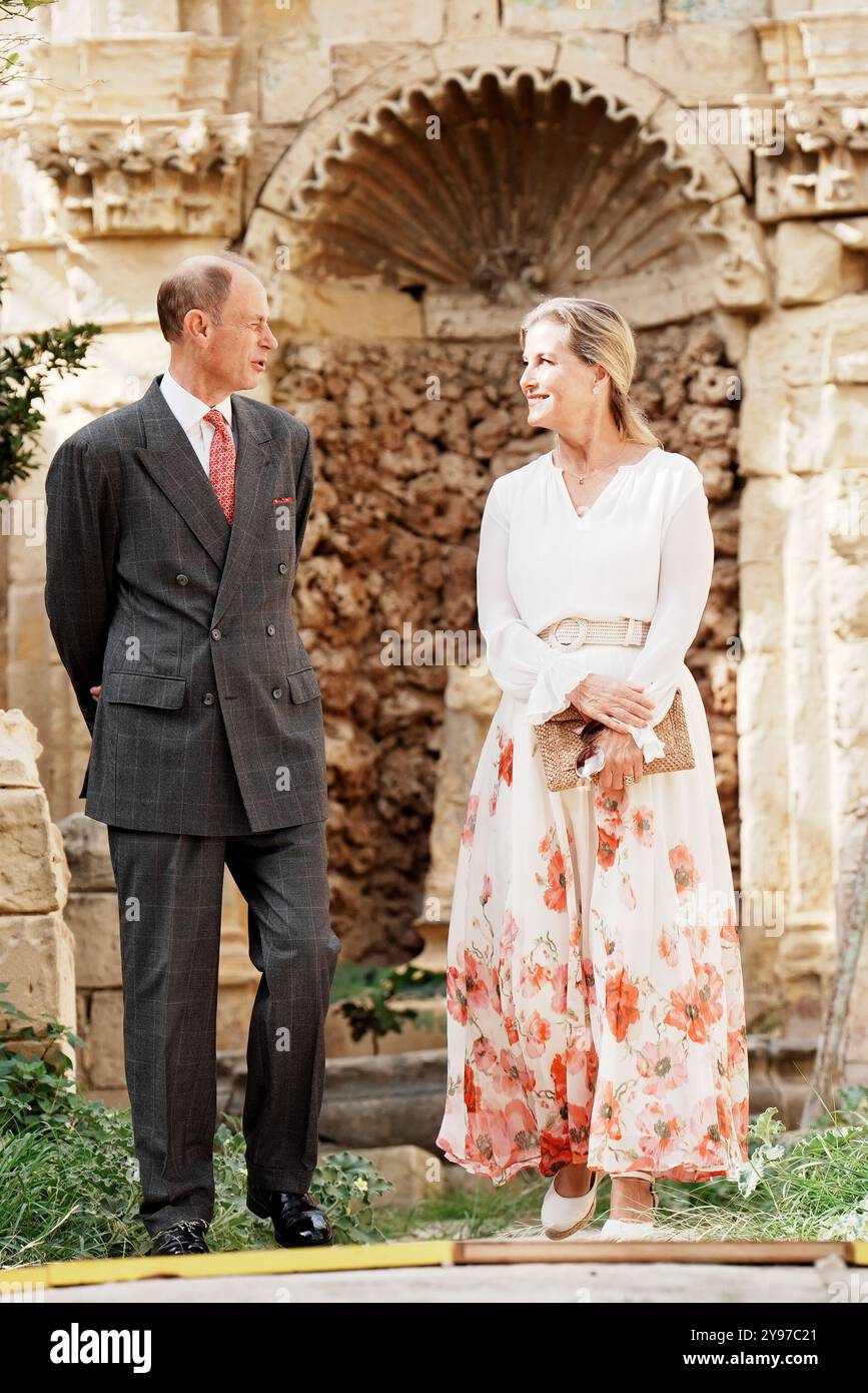 Le duc et la duchesse d'Édimbourg, lors d'une visite de Villa Guardamangia, à Pieta, accompagnés de représentants de Heritage Malta pour en savoir plus sur les travaux de restauration entrepris dans l'ancienne résidence de la défunte reine Elizabeth II et de son mari le prince Philip, défunt duc d'Édimbourg, lorsqu'ils étaient un jeune couple marié, le troisième jour d'une tournée royale à Malte pour marquer le 60e anniversaire de son indépendance et célébrer le patrimoine commun du pays et la collaboration continue avec le Royaume-Uni. Date de la photo : mercredi 9 octobre 2024. Banque D'Images
