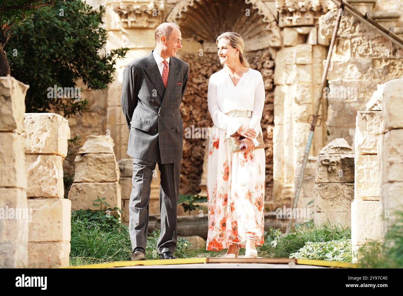 Le duc et la duchesse d'Édimbourg, lors d'une visite de Villa Guardamangia, à Pieta, accompagnés de représentants de Heritage Malta pour en savoir plus sur les travaux de restauration entrepris dans l'ancienne résidence de la défunte reine Elizabeth II et de son mari le prince Philip, défunt duc d'Édimbourg, lorsqu'ils étaient un jeune couple marié, le troisième jour d'une tournée royale à Malte pour marquer le 60e anniversaire de son indépendance et célébrer le patrimoine commun du pays et la collaboration continue avec le Royaume-Uni. Date de la photo : mercredi 9 octobre 2024. Banque D'Images