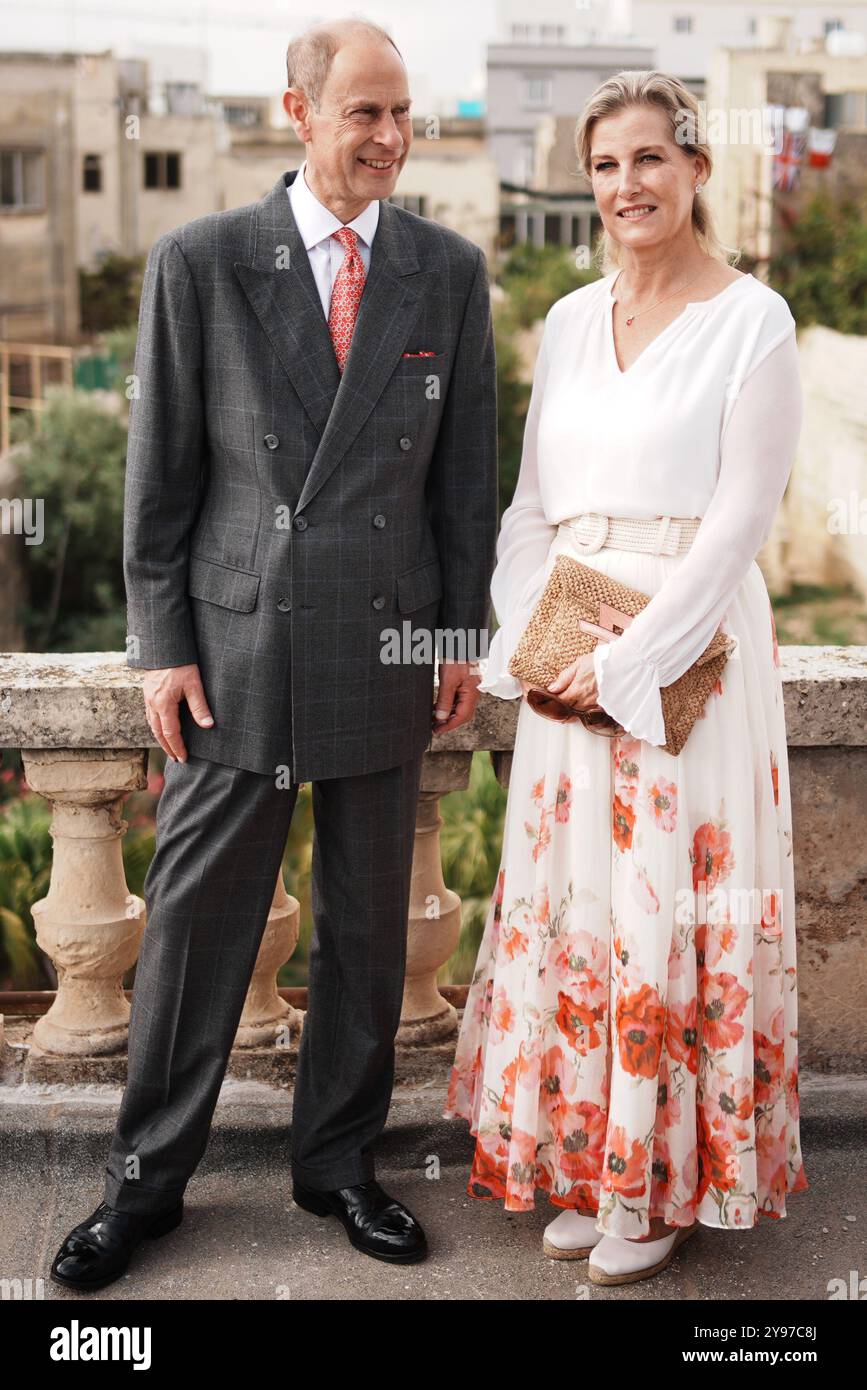 Le duc et la duchesse d'Édimbourg, lors d'une visite de Villa Guardamangia, à Pieta, accompagnés de représentants de Heritage Malta pour en savoir plus sur les travaux de restauration entrepris dans l'ancienne résidence de la défunte reine Elizabeth II et de son mari le prince Philip, défunt duc d'Édimbourg, lorsqu'ils étaient un jeune couple marié, le troisième jour d'une tournée royale à Malte pour marquer le 60e anniversaire de son indépendance et célébrer le patrimoine commun du pays et la collaboration continue avec le Royaume-Uni. Date de la photo : mercredi 9 octobre 2024. Banque D'Images