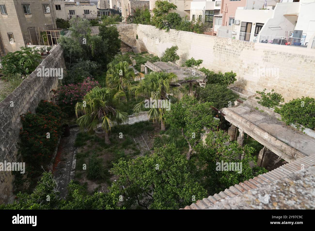 Les jardins de la Villa Guardamangia, à Pieta, qui a été visité par le duc et la duchesse d'Édimbourg accompagnés par des représentants de Heritage Malta pour en savoir plus sur les travaux de restauration entrepris dans l'ancienne résidence de la défunte reine Elizabeth II et de son mari le prince Philip, le défunt duc d'Édimbourg, lorsqu'ils étaient un jeune couple marié, le troisième jour d'une tournée royale à Malte pour marquer le 60e anniversaire de son indépendance et célébrer le patrimoine commun du pays et la collaboration continue avec le Royaume-Uni. Date de la photo : mercredi 9 octobre 2024. Banque D'Images