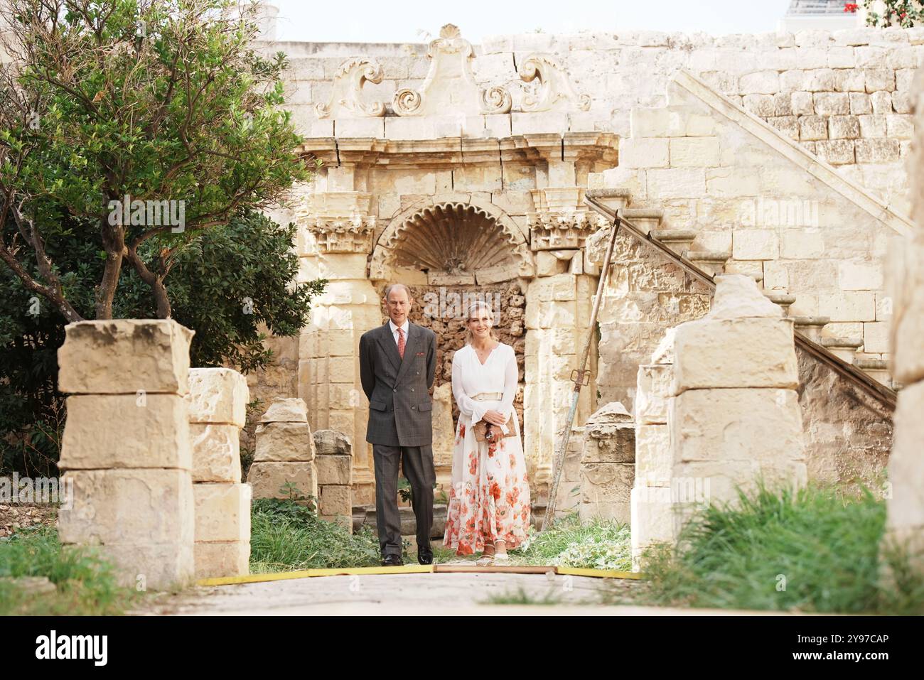 Le duc et la duchesse d'Édimbourg, lors d'une visite de Villa Guardamangia, à Pieta, accompagnés de représentants de Heritage Malta pour en savoir plus sur les travaux de restauration entrepris dans l'ancienne résidence de la défunte reine et de son mari le prince Philip, défunt duc d'Édimbourg, lorsqu'ils étaient un jeune couple marié, le troisième jour d'une tournée royale à Malte pour marquer le 60e anniversaire de son indépendance et célébrer le patrimoine commun du pays et la collaboration continue avec le Royaume-Uni. Date de la photo : mercredi 9 octobre 2024. Banque D'Images