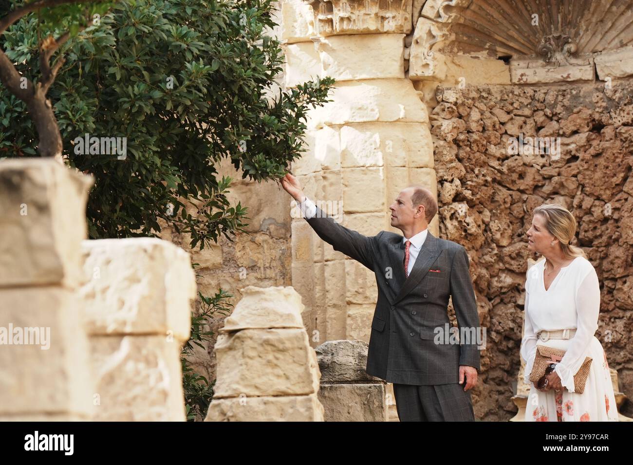 Le duc et la duchesse d'Édimbourg, lors d'une visite de Villa Guardamangia, à Pieta, accompagnés de représentants de Heritage Malta pour en savoir plus sur les travaux de restauration entrepris dans l'ancienne résidence de la défunte reine et de son mari le prince Philip, défunt duc d'Édimbourg, lorsqu'ils étaient un jeune couple marié, le troisième jour d'une tournée royale à Malte pour marquer le 60e anniversaire de son indépendance et célébrer le patrimoine commun du pays et la collaboration continue avec le Royaume-Uni. Date de la photo : mercredi 9 octobre 2024. Banque D'Images