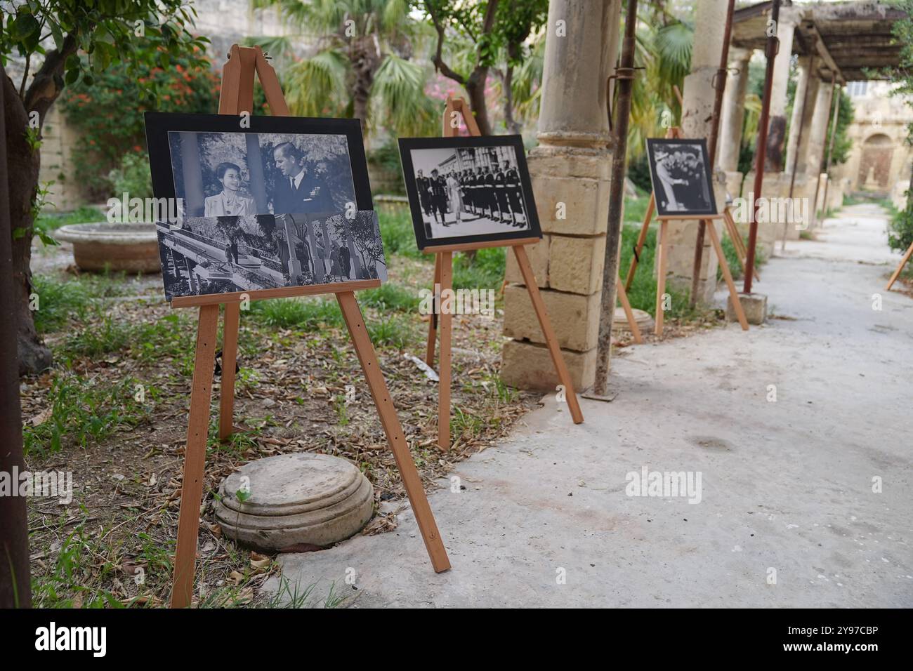 Photos exposées avant la visite du Duc et de la Duchesse d'Édimbourg de Villa Guardamangia, à Pieta, accompagnés de représentants de Heritage Malta pour en savoir plus sur les travaux de restauration entrepris dans l'ancienne résidence de feu la reine Elizabeth II et de son mari le Prince Philip, feu le Duc d'Édimbourg, lorsqu'ils étaient un jeune couple marié, le troisième jour d'une tournée royale à Malte pour marquer le 60e anniversaire de son indépendance et célébrer le patrimoine commun du pays et la collaboration continue avec le Royaume-Uni. Date de la photo : mercredi 9 octobre 2024. Banque D'Images