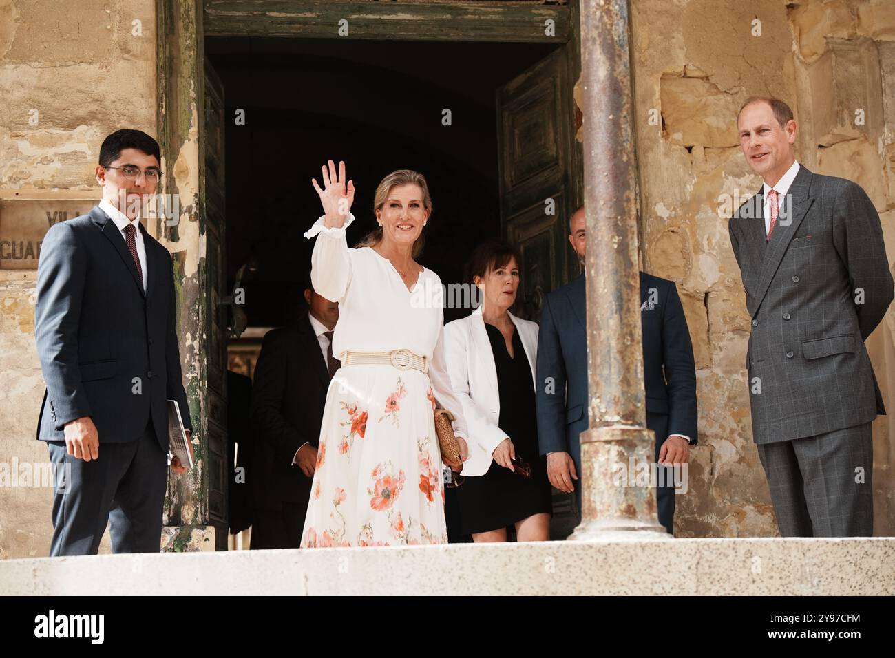 Le duc et la duchesse d'Édimbourg, lors d'une visite de Villa Guardamangia, à Pieta, accompagnés de représentants de Heritage Malta pour en savoir plus sur les travaux de restauration entrepris dans l'ancienne résidence de la défunte reine Elizabeth II et de son mari le prince Philip, défunt duc d'Édimbourg, lorsqu'ils étaient un jeune couple marié, le troisième jour d'une tournée royale à Malte pour marquer le 60e anniversaire de son indépendance et célébrer le patrimoine commun du pays et la collaboration continue avec le Royaume-Uni. Date de la photo : mercredi 9 octobre 2024. Banque D'Images