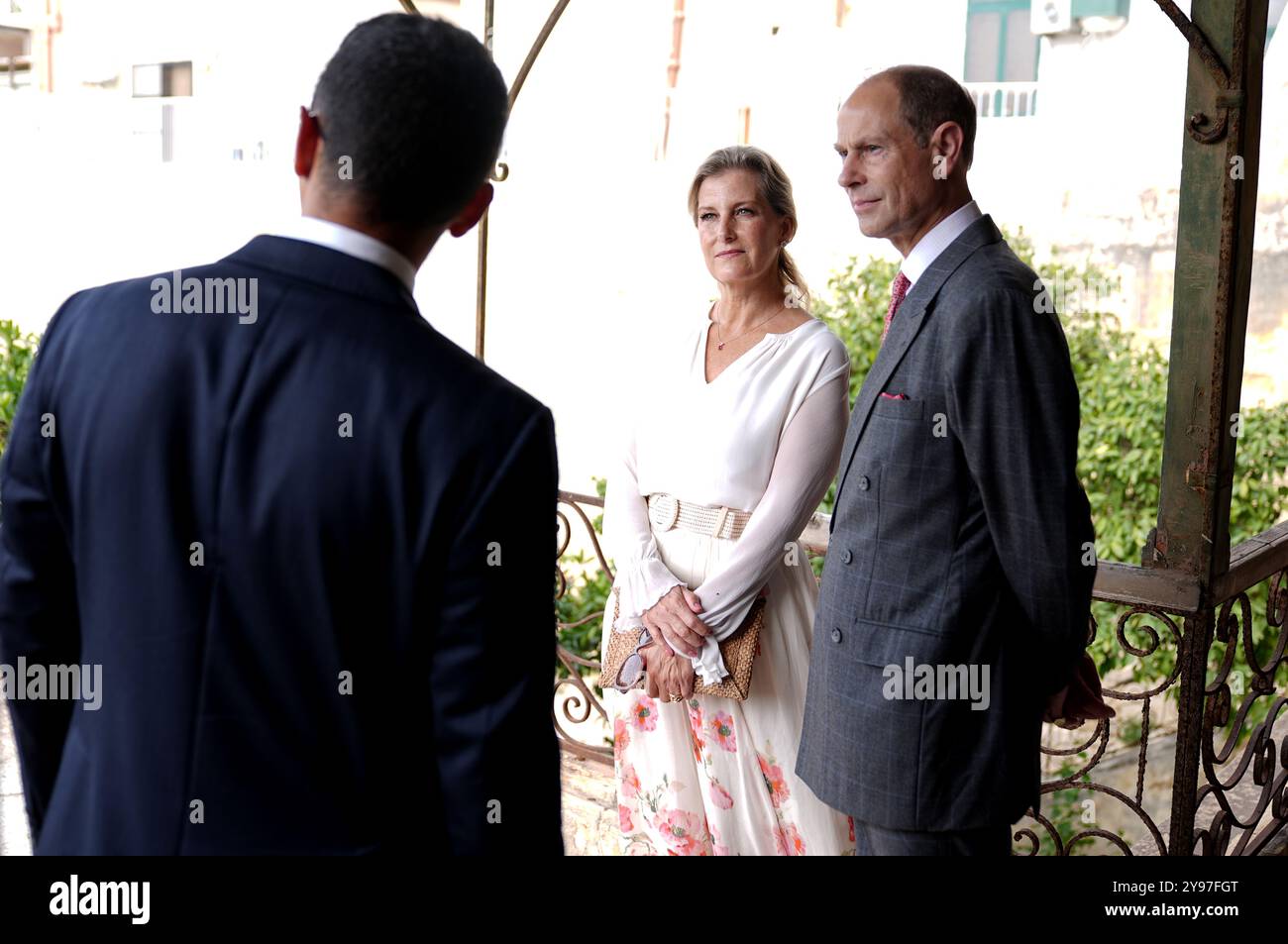 Le duc et la duchesse d'Édimbourg, lors d'une visite de Villa Guardamangia, à Pieta, accompagnés de représentants de Heritage Malta pour en savoir plus sur les travaux de restauration entrepris dans l'ancienne résidence de la défunte reine Elizabeth II et de son mari le prince Philip, défunt duc d'Édimbourg, lorsqu'ils étaient un jeune couple marié, le troisième jour d'une tournée royale à Malte pour marquer le 60e anniversaire de son indépendance et célébrer le patrimoine commun du pays et la collaboration continue avec le Royaume-Uni. Date de la photo : mercredi 9 octobre 2024. Banque D'Images