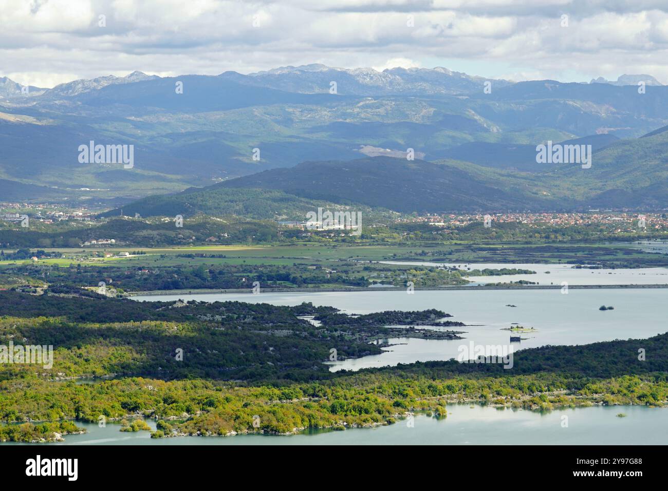 Paysages du centre du Monténégro : une chaîne de montagnes, un lac avec de nombreuses îles boisées et la ville de Niksic construite dans une vallée. Vue sur le lac Slano Banque D'Images