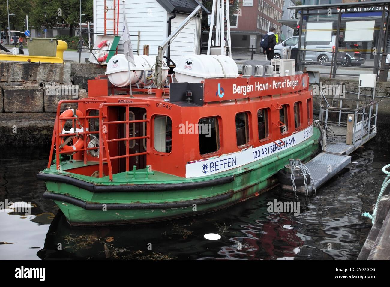 Le ferry électrique Beffen qui traverse le port de Bergen, en Norvège. Banque D'Images