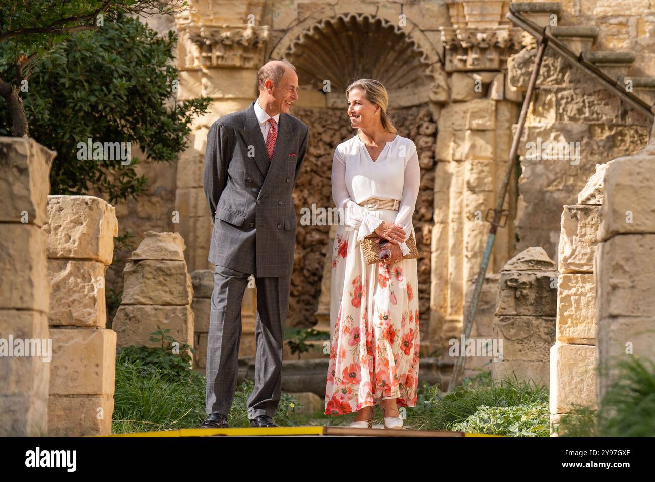Le duc et la duchesse d'Édimbourg, lors d'une visite de Villa Guardamangia, à Pieta, accompagnés de représentants de Heritage Malta pour en savoir plus sur les travaux de restauration entrepris dans l'ancienne résidence de la défunte reine Elizabeth II et de son mari le prince Philip, défunt duc d'Édimbourg, lorsqu'ils étaient un jeune couple marié, le troisième jour d'une tournée royale à Malte pour marquer le 60e anniversaire de son indépendance et célébrer le patrimoine commun du pays et la collaboration continue avec le Royaume-Uni. Date de la photo : mercredi 9 octobre 2024. Banque D'Images