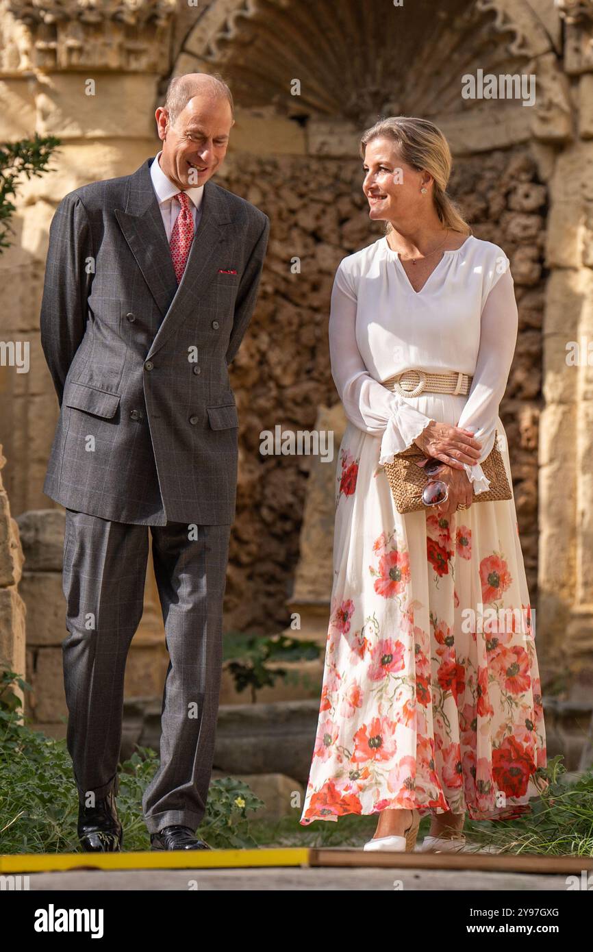 Le duc et la duchesse d'Édimbourg, lors d'une visite de Villa Guardamangia, à Pieta, accompagnés de représentants de Heritage Malta pour en savoir plus sur les travaux de restauration entrepris dans l'ancienne résidence de la défunte reine Elizabeth II et de son mari le prince Philip, défunt duc d'Édimbourg, lorsqu'ils étaient un jeune couple marié, le troisième jour d'une tournée royale à Malte pour marquer le 60e anniversaire de son indépendance et célébrer le patrimoine commun du pays et la collaboration continue avec le Royaume-Uni. Date de la photo : mercredi 9 octobre 2024. Banque D'Images