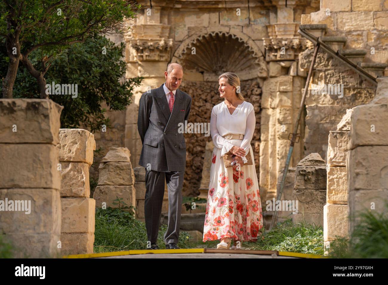Le duc et la duchesse d'Édimbourg, lors d'une visite de Villa Guardamangia, à Pieta, accompagnés de représentants de Heritage Malta pour en savoir plus sur les travaux de restauration entrepris dans l'ancienne résidence de la défunte reine Elizabeth II et de son mari le prince Philip, défunt duc d'Édimbourg, lorsqu'ils étaient un jeune couple marié, le troisième jour d'une tournée royale à Malte pour marquer le 60e anniversaire de son indépendance et célébrer le patrimoine commun du pays et la collaboration continue avec le Royaume-Uni. Date de la photo : mercredi 9 octobre 2024. Banque D'Images