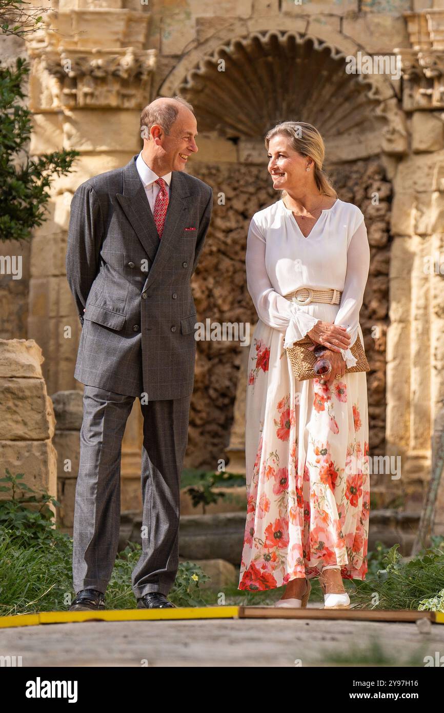 Le duc et la duchesse d'Édimbourg, lors d'une visite de Villa Guardamangia, à Pieta, accompagnés de représentants de Heritage Malta pour en savoir plus sur les travaux de restauration entrepris dans l'ancienne résidence de la défunte reine Elizabeth II et de son mari le prince Philip, défunt duc d'Édimbourg, lorsqu'ils étaient un jeune couple marié, le troisième jour d'une tournée royale à Malte pour marquer le 60e anniversaire de son indépendance et célébrer le patrimoine commun du pays et la collaboration continue avec le Royaume-Uni. Date de la photo : mercredi 9 octobre 2024. Banque D'Images