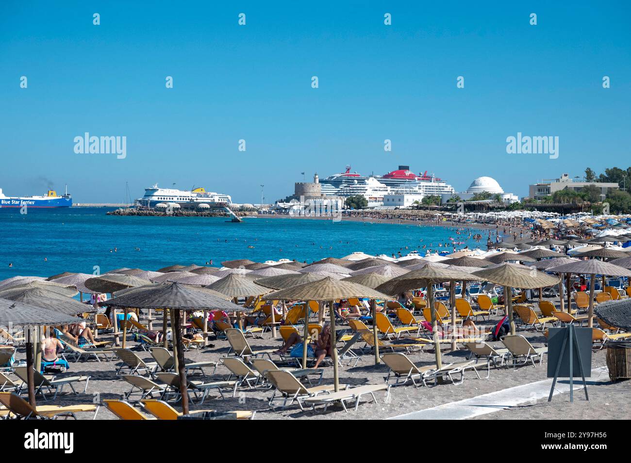 Ialysos Beach mit Kreuzfahrtschiffen im Hintergrund, Insel Rhodos, Griechenland, Europa, BLF *** Ialysos Beach avec des bateaux de croisière en arrière-plan, Rhodes Island, Grèce, Europe, BLF  DSC2767 Bernd Leitner Photography Banque D'Images