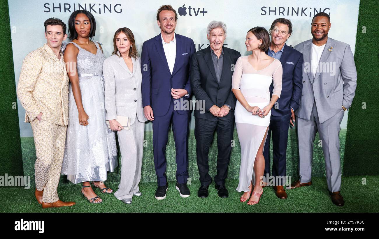 West Hollywood, États-Unis. 08 octobre 2024. WEST HOLLYWOOD, LOS ANGELES, CALIFORNIE, États-Unis - OCTOBRE 08 : Michael Urie, Jessica Williams, Christa Miller, Harrison Ford, Jason Segel, Lukita Maxwell, Ted McGinleya et Luke Tennie arrivent à la première mondiale de la saison 2 de la série Apple TV qui s'est tenue au Pacific Design Center le 8 octobre 2024 à West Hollywood, Los Angeles, Californie, États-Unis. (Photo de Xavier Collin/image Press Agency) crédit : image Press Agency/Alamy Live News Banque D'Images
