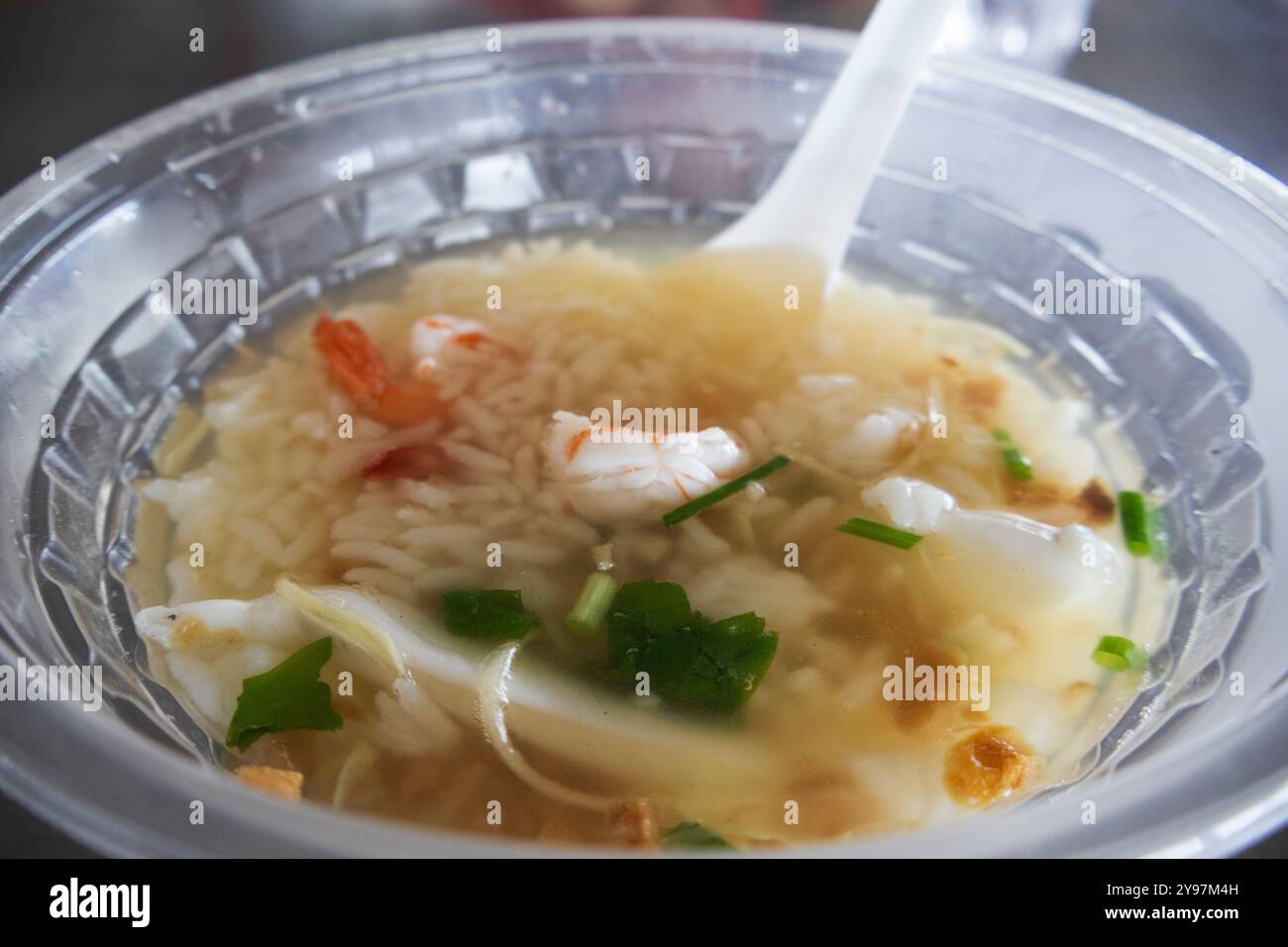 Petit déjeuner traditionnel thaïlandais style soupe de riz bouilli avec fruits de mer ou congee de porridge et légumes aux herbes pour les voyageurs thaïlandais mangent des boissons à loca Banque D'Images