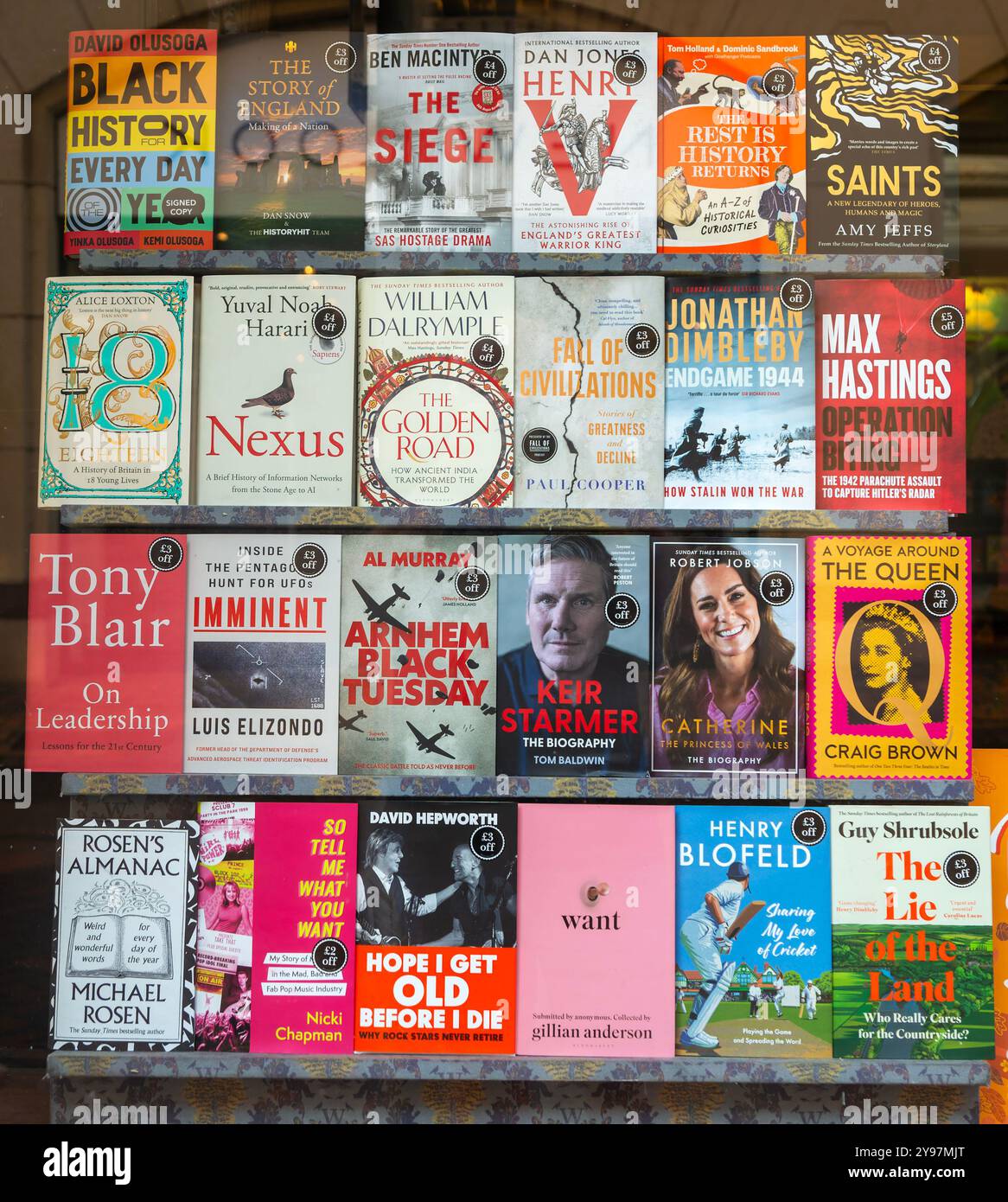 Vitrine de librairie Waterstones de livres de non-fiction, Ipswich, Suffolk, Angleterre, Royaume-Uni Banque D'Images