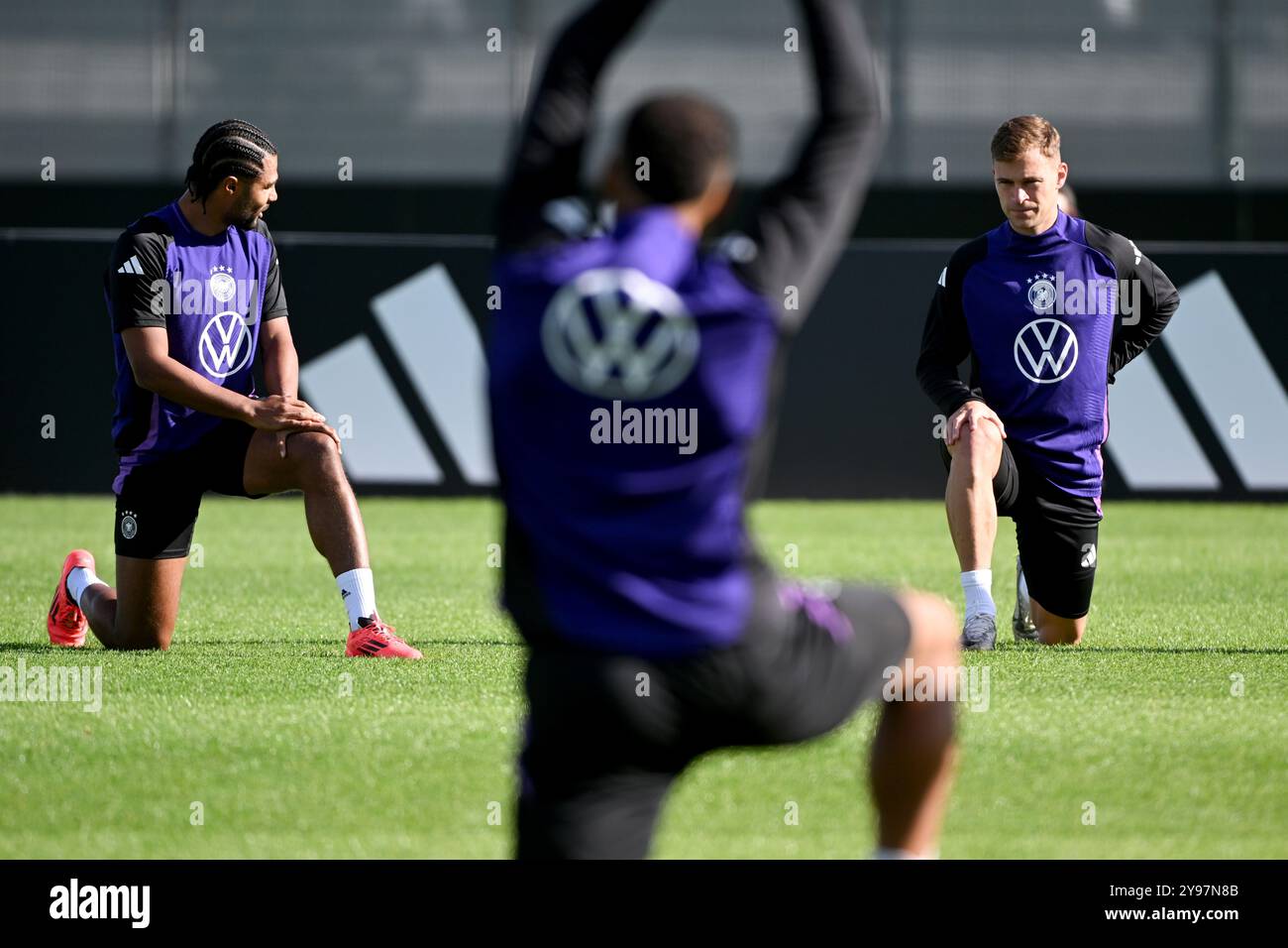 Herzogenaurach, Allemagne. 09 octobre 2024. Football, équipe nationale, avant les matchs de la Ligue des Nations, Allemagne, entraînement, Joshua Kimmich (R) et Serge Gnabry (l) s'étirent à l'entraînement. Crédit : Armin Weigel/dpa/Alamy Live News Banque D'Images