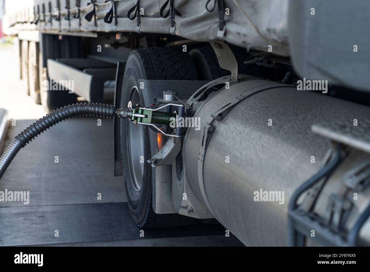 Ravitaillement de semi-camions avec réservoir de gaz naturel liquéfié (GNL). Banque D'Images