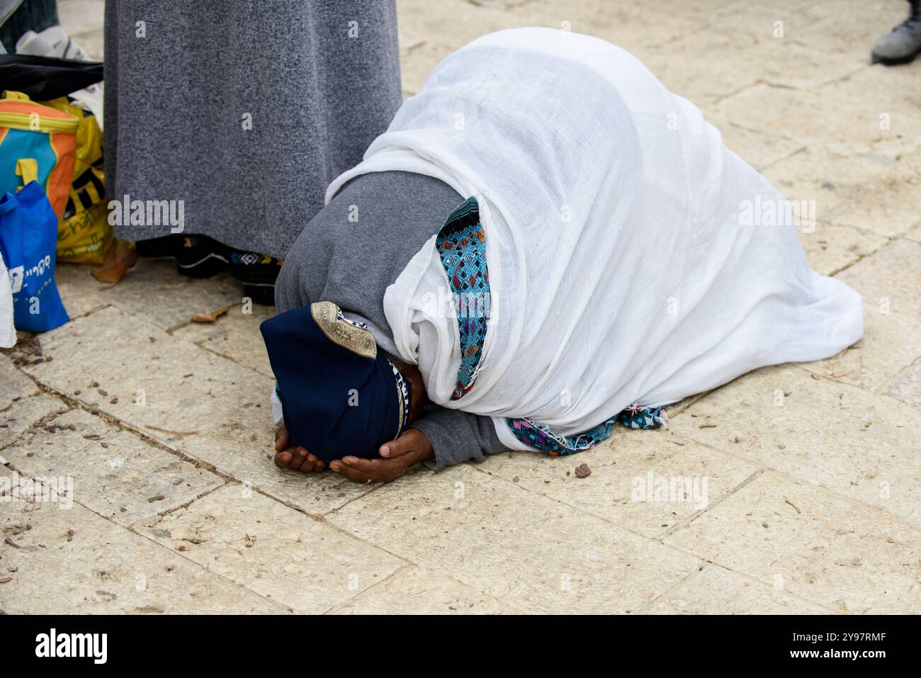 Une éthiopienne, membre de la communauté juive Beta Israel, prie lors de la célébration annuelle du SIGD à Jérusalem, en Israël. Banque D'Images