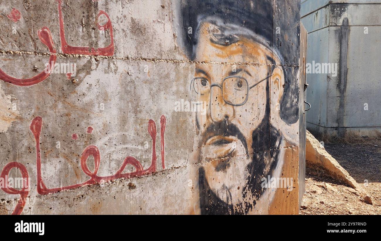 Graffiti du fondateur Hassan Nasrallah et ancien dirigeant du Hezbollah sur un mur dans un village du sud du Liban le Hezbollah est un parti politique islamiste chiite libanais, un groupe militaire qui a été considéré comme un mouvement de résistance et une organisation qui fournit des services de protection sociale et d'éducation religieuse. Il est un acteur clé du système politique libanais, et son aile politique, le parti loyauté au bloc de résistance, détient 15 sièges au Parlement libanais, tandis que son aile paramilitaire est le Conseil du Jihad Banque D'Images