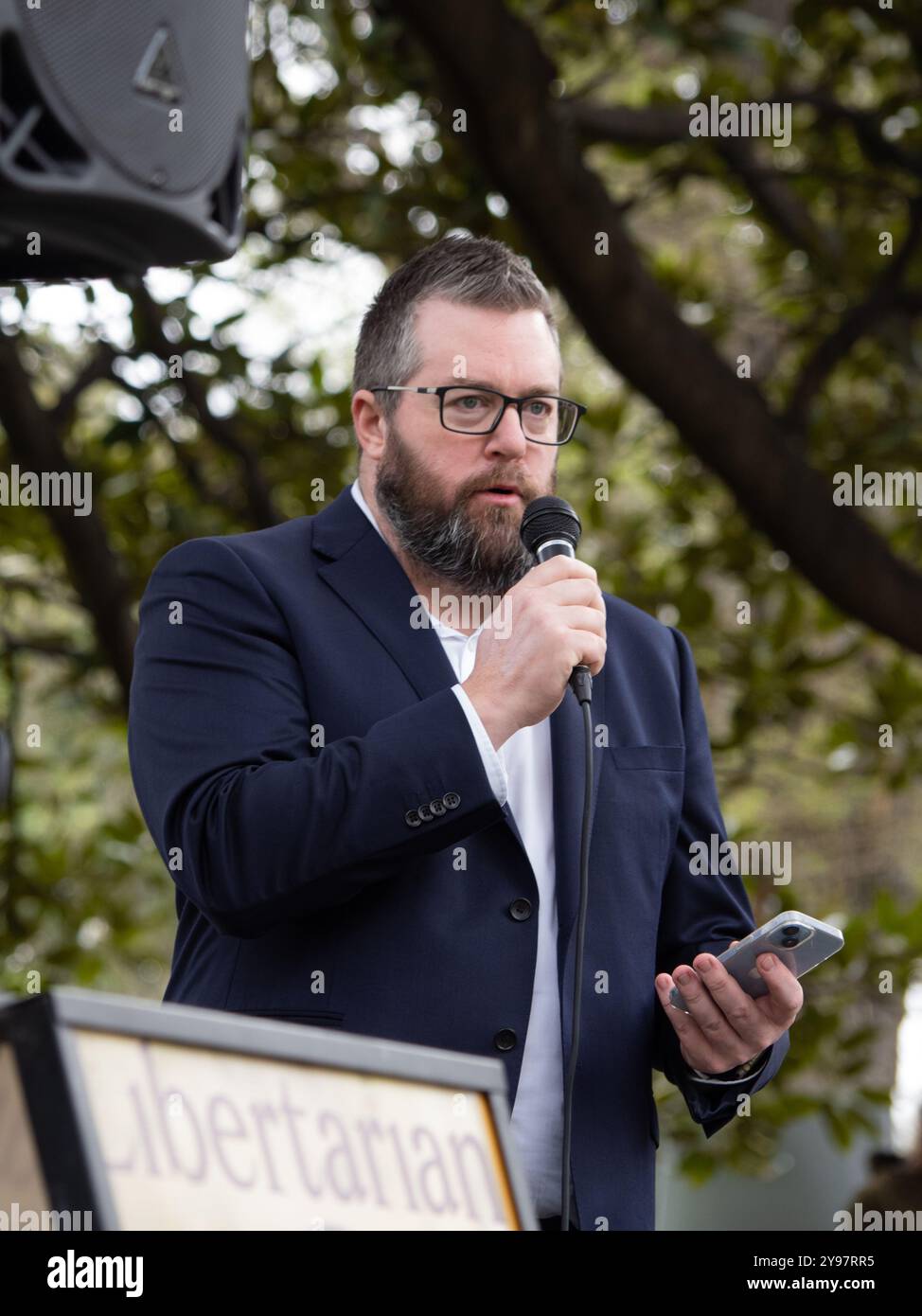 Chris Needham, membre du Parti libertaire, vu pendant le rassemblement. Le Parti libertaire australien a organisé un rassemblement public aux jardins Flagstaff pour épouser la politique du parti ; en particulier l'opposition au projet de loi de 2024 du gouvernement fédéral sur les communications (combattre la désinformation et la désinformation) et aux modifications proposées par l'État de Victoria aux lois anti-diffamation. Banque D'Images