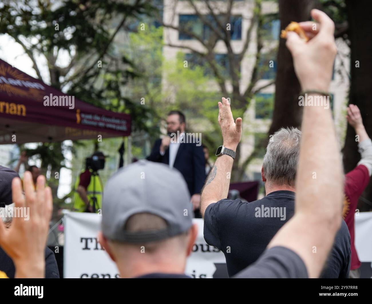 Les participants lèvent la main pendant le rallye. Le Parti libertaire australien a organisé un rassemblement public aux jardins Flagstaff pour épouser la politique du parti ; en particulier l'opposition au projet de loi de 2024 du gouvernement fédéral sur les communications (combattre la désinformation et la désinformation) et aux modifications proposées par l'État de Victoria aux lois anti-diffamation. Banque D'Images