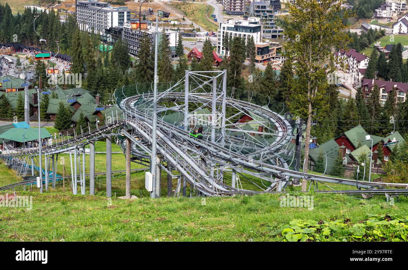 Piste de luge tous temps à Bukovel Speed Fun, rodelbahn avec de nombreuses courbes sur une montagne. Une attraction pour une descente passionnante avec des rebondissements, des virages et Banque D'Images