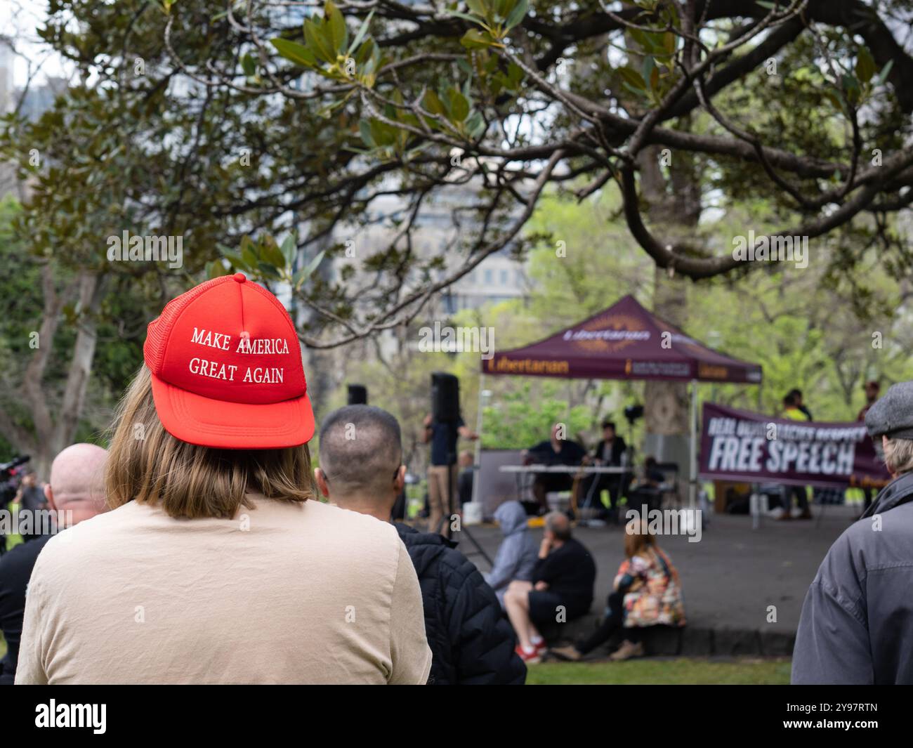 Un chapeau « MAGA » est enfilé par un participant au rallye. Le Parti libertaire australien a organisé un rassemblement public aux jardins Flagstaff pour épouser la politique du parti ; en particulier l'opposition au projet de loi de 2024 du gouvernement fédéral sur les communications (combattre la désinformation et la désinformation) et aux modifications proposées par l'État de Victoria aux lois anti-diffamation. Banque D'Images