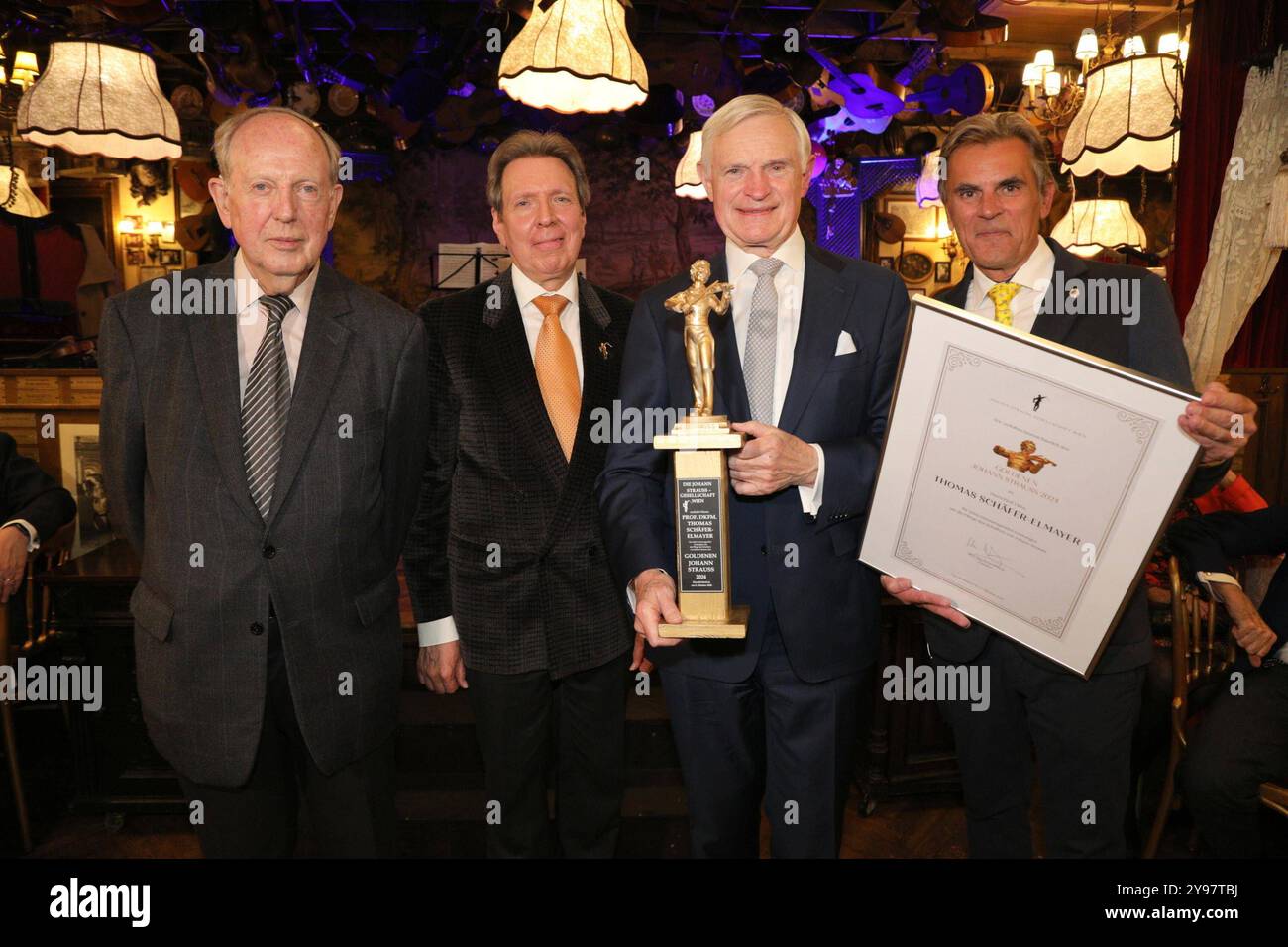 08.10.2024, Marchfelderhof/Deutsch-Wagram, Verleihung des Goldenen Johann Strauß 2024, traditionellen Verleihung durch die Johann Strauss Gesellschaft Wien im Bild : Werner Resel -ehem. Wiener Philharmoniker, Peter Widholz -Präsident d. Johann Strauss Gesellschaft Wien, Thomas Schäfer-Elmayer, Peter Grossmann -GF Marchfelderhof, -Preis-Überreichung, Verleihung des Goldenen Johann Strauß 2024 *** 08 10 2024, Marchfelderhof Deutsch Wagram, remise du Golden Johann Strauss 2024, cérémonie traditionnelle de remise des prix par la Johann Strauss Society Vienna en image Werner Resel ancien Philharmo Banque D'Images