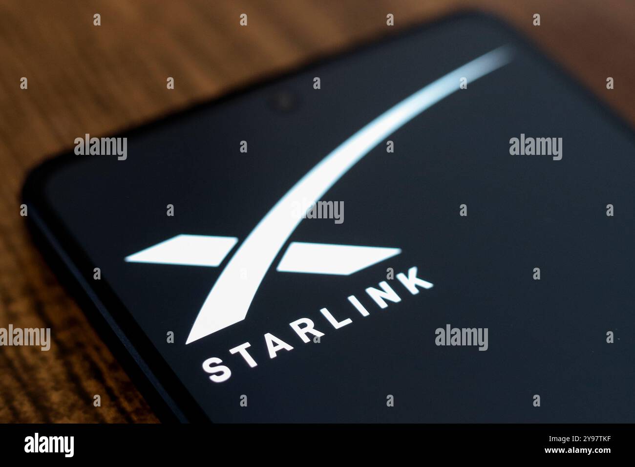 2 septembre 2024, Paraguay. Dans cette illustration photo, le logo Starlink est affiché sur l'écran d'un smartphone Banque D'Images