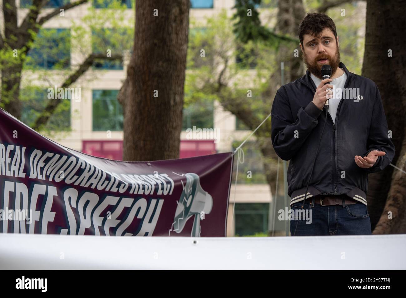 Melbourne, Victoria, Australie. 5 octobre 2024. Un participant parle à travers un microphone pendant le rallye. Le Parti libertaire australien a organisé un rassemblement public aux jardins Flagstaff pour épouser la politique du parti ; en particulier l'opposition au projet de loi de 2024 du gouvernement fédéral sur les communications (combattre la désinformation et la désinformation) et aux modifications proposées par l'État de Victoria aux lois anti-diffamation. (Crédit image : © Alex Zucco/SOPA images via ZUMA Press Wire) USAGE ÉDITORIAL SEULEMENT! Non destiné à UN USAGE commercial ! Banque D'Images