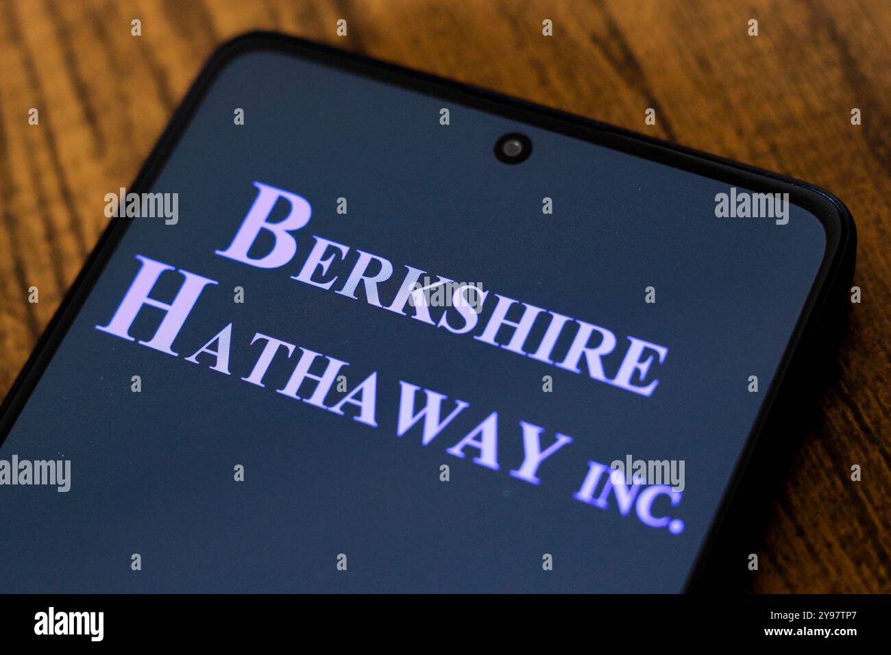 2 septembre 2024, Paraguay. Dans cette illustration photo, le logo Berkshire Hathaway est affiché sur l'écran d'un smartphone Banque D'Images