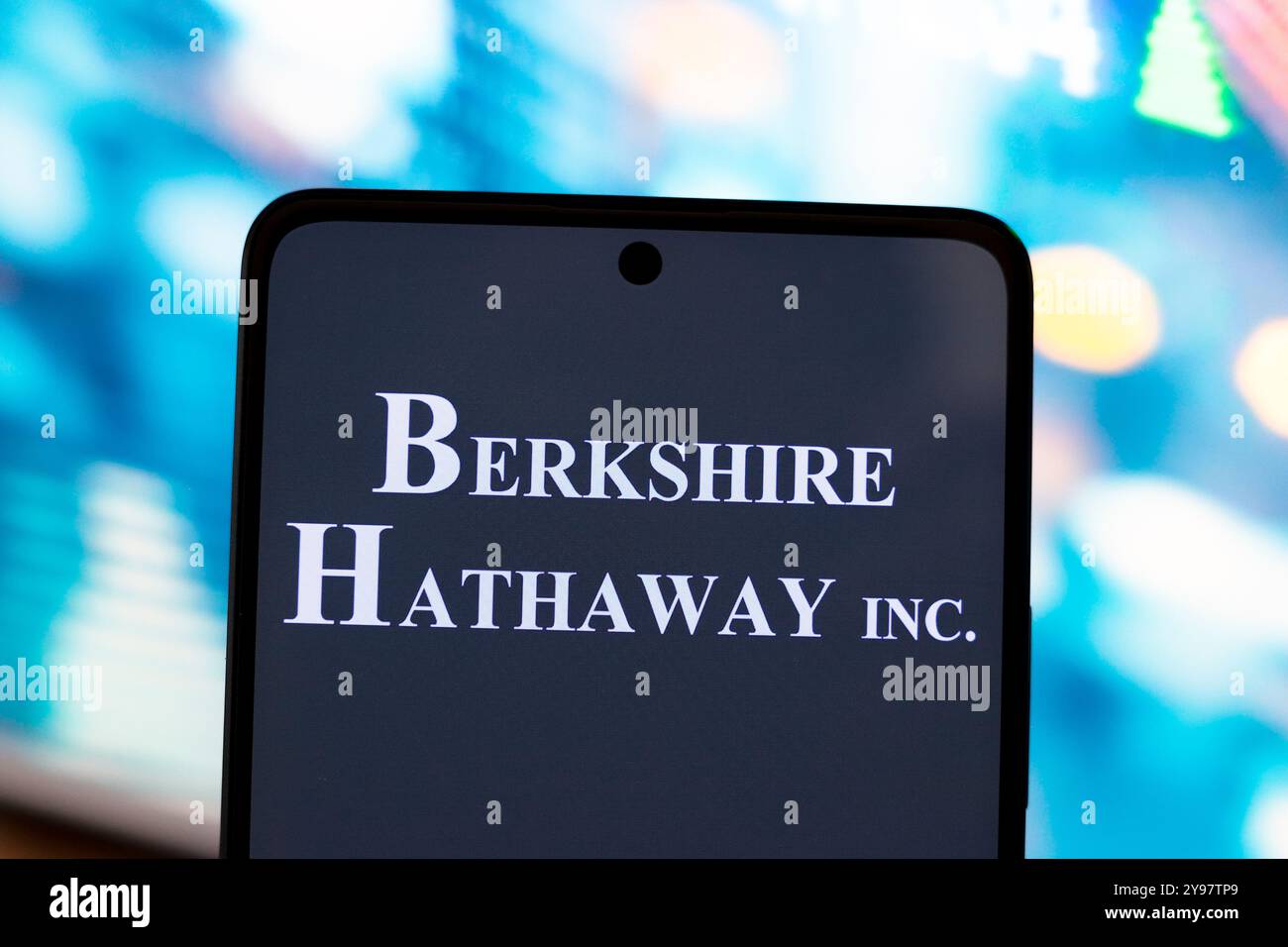 2 septembre 2024, Paraguay. Dans cette illustration photo, le logo Berkshire Hathaway est affiché sur l'écran d'un smartphone Banque D'Images