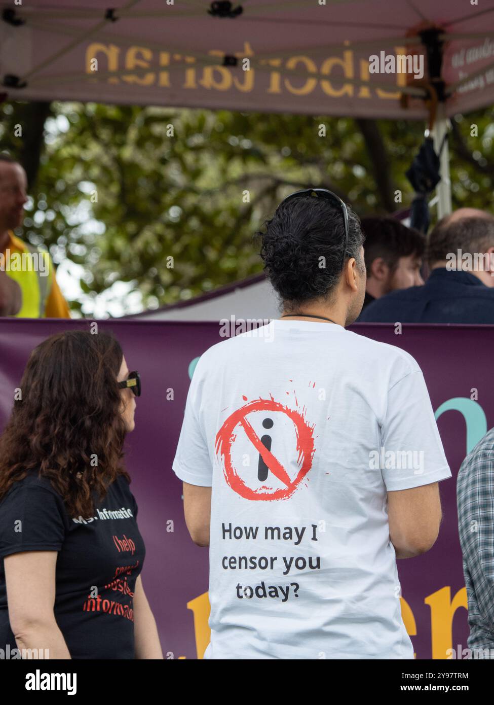 Melbourne, Australie. 05 octobre 2024. Un participant porte une chemise disant : « Comment puis-je vous censurer aujourd'hui ? » pendant le rallye. Le Parti libertaire australien a organisé un rassemblement public aux jardins Flagstaff pour épouser la politique du parti ; en particulier l'opposition au projet de loi de 2024 du gouvernement fédéral sur les communications (combattre la désinformation et la désinformation) et aux modifications proposées par l'État de Victoria aux lois anti-diffamation. (Photo Alex Zucco/SOPA images/SIPA USA) crédit : SIPA USA/Alamy Live News Banque D'Images